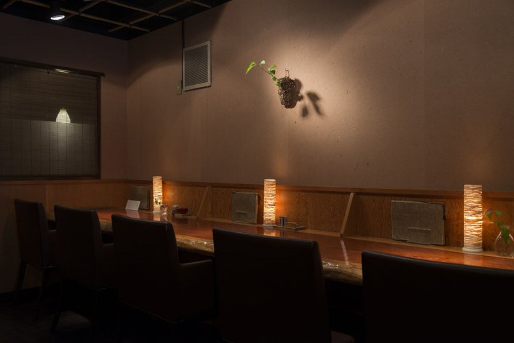 品を漂わせる風情。夜は一品料理をつまみに飲んで、そばで締める客人が多い。