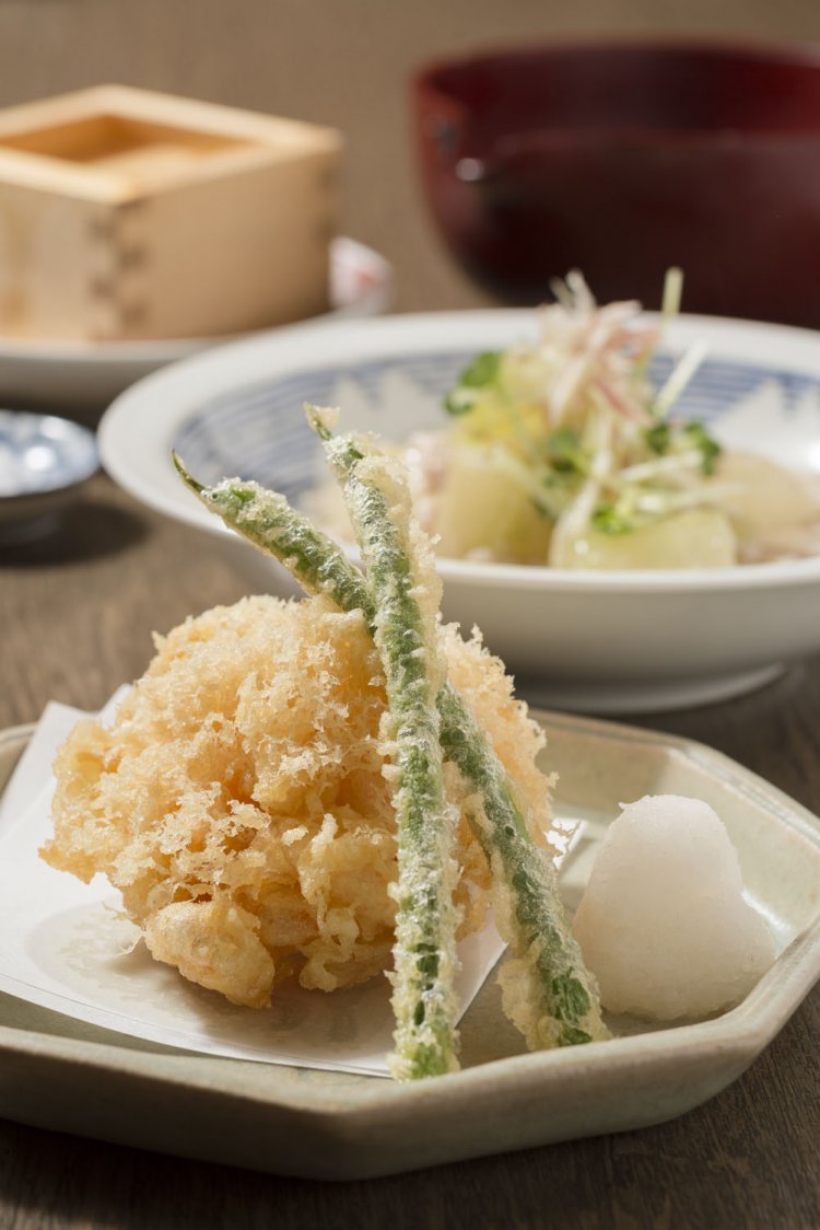 小海老かき揚げ900円、冬瓜の鳥スープ900円。升酒700円は、酒飲みにはうれしい粗塩が付く。