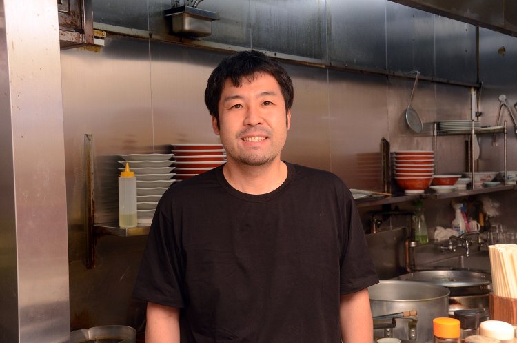 『マツマル』2代目店主の小林隼人さん。普段は父である初代店主とも二人三脚で店を切り盛りしている。