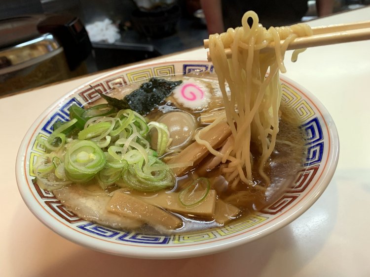 中太のちぢれ麺は食べ応えも抜群。