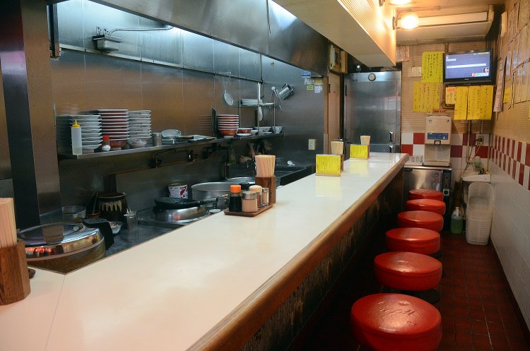 店内はカウンターが10席ほど。あまりの人気ぶりからお昼時になると、行列ができることもしばしば。