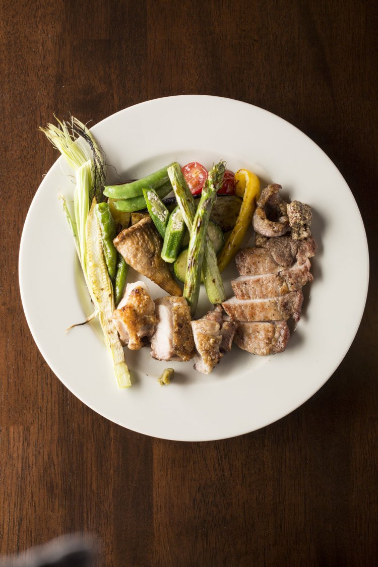 グリル3種盛り合わせ1380円。