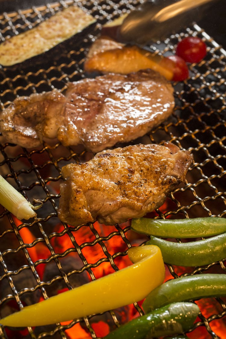 野菜は素材によって、茹でたり、揚げたり、下処理を施す。