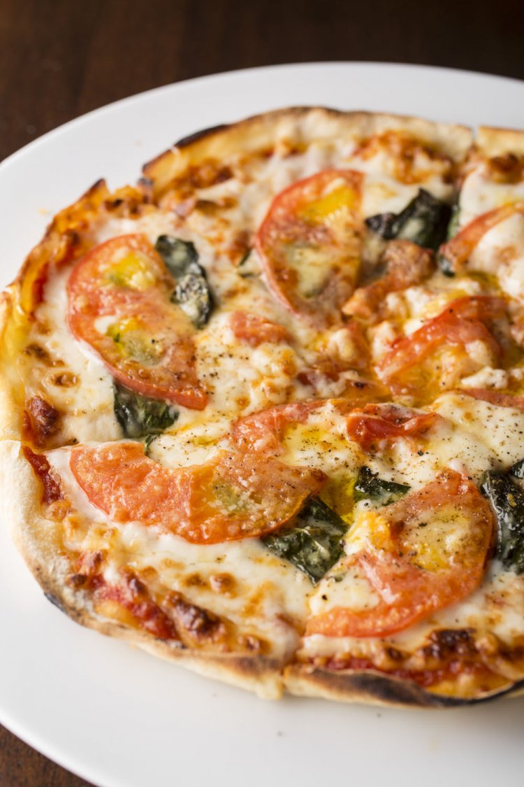 耳がカリッと香ばしいマルゲリータピッツァ1100円。