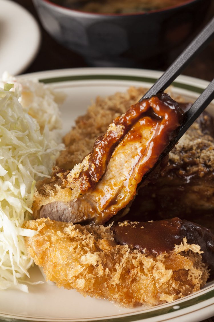 デミを仕込む際、浮いた油を丁寧に取り除く。