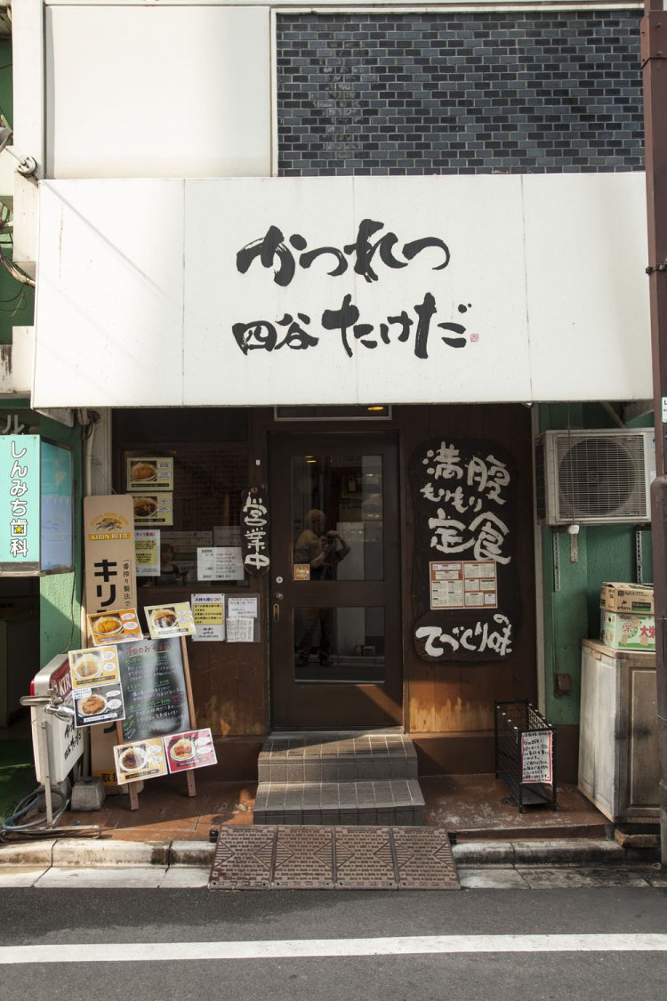 しんみち通りに位置。