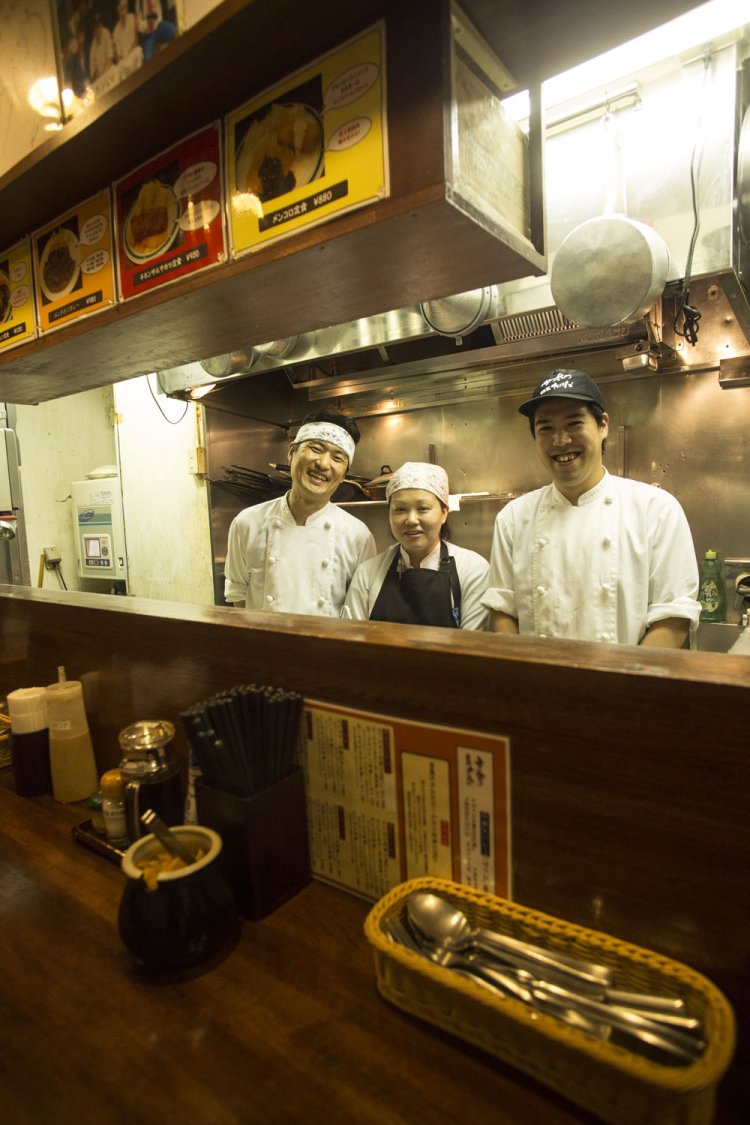 「元洋食屋だから、ソースはバリエーション豊富です」と竹田さん（右）。