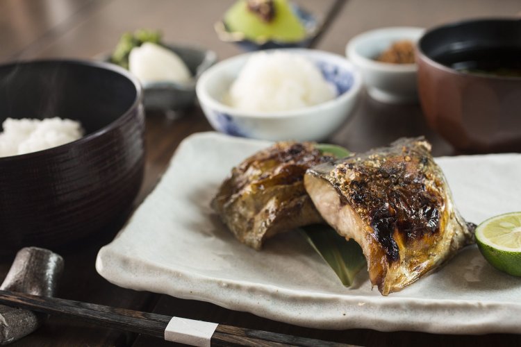 ランチメニューは日替わり。メインの焼き魚に、ごはんと味噌汁、小鉢2品、香の物、大根おろしが付く。旬の炭火焼き魚定食1000円。