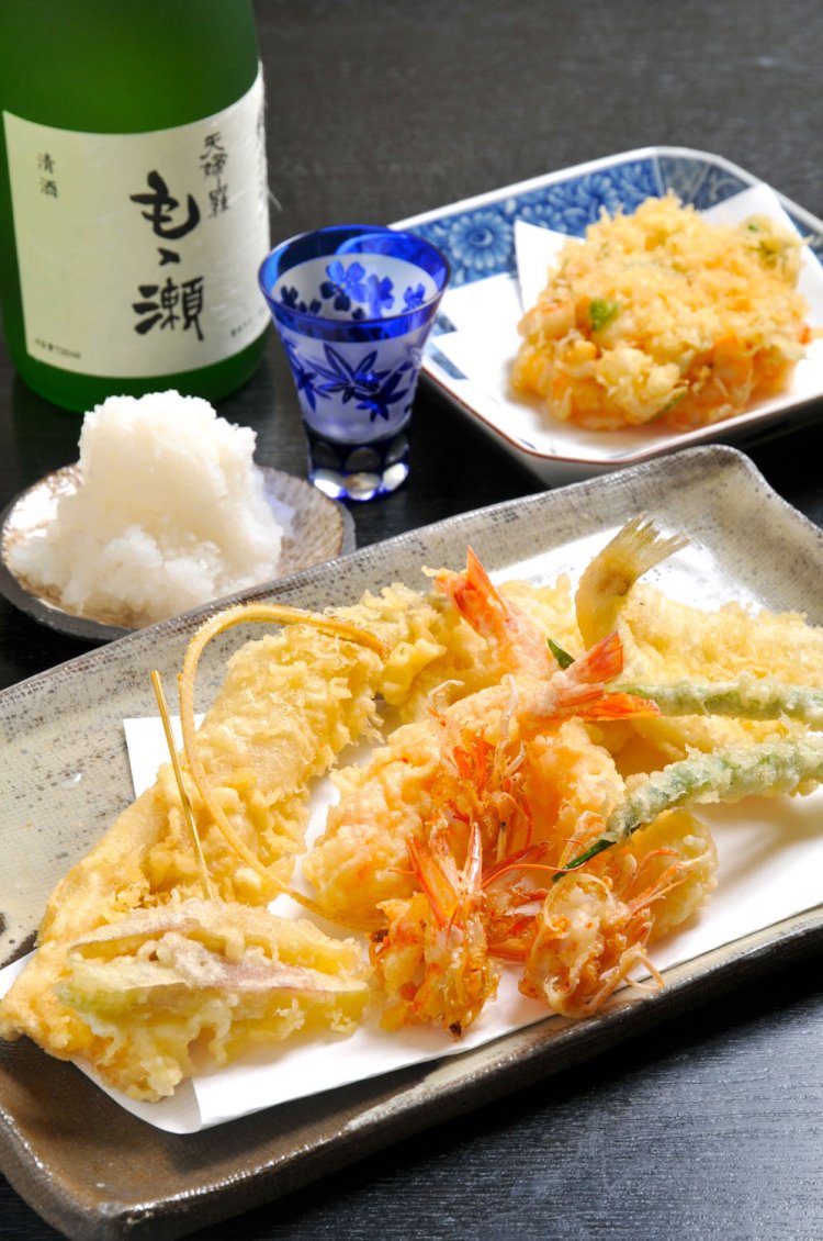 お酒のお供に好評のおつまみ天婦羅・花3278円、純米酒1合990円～。