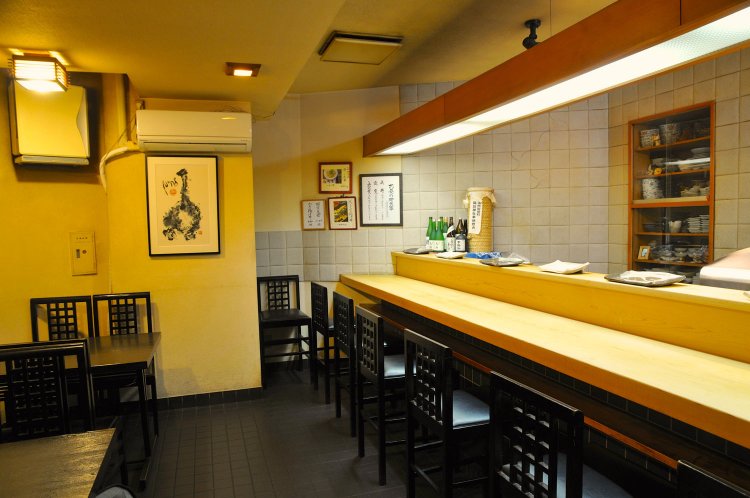 カウンター席でライブ感も味わいたい。