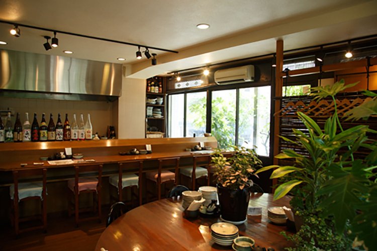 日の光が差し込む明るい店内。夜はシーズンごとに入荷する焼酎や日本酒も楽しめる。