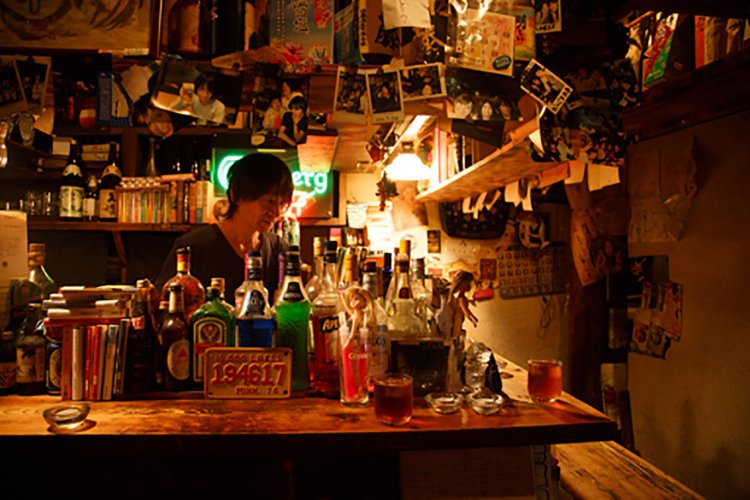 店内はカウンターのみ10席。マスターの伊藤健吾さんとの会話もはずみます。