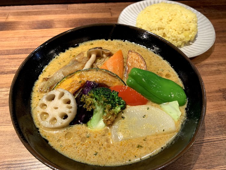12種野菜のスープカレー1100円。まろやかな風味が特徴の豆乳入り。辛さはお好みで調整できます。