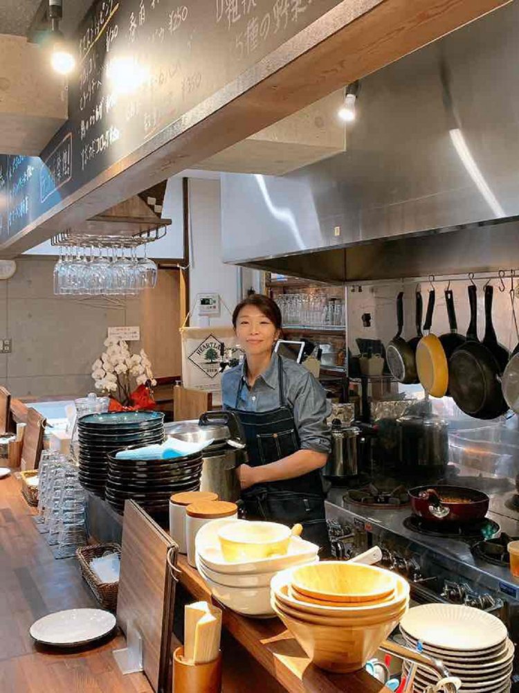 「スープのダシはガラを使い、脂っこくならないように仕上げています」と黒川さん。