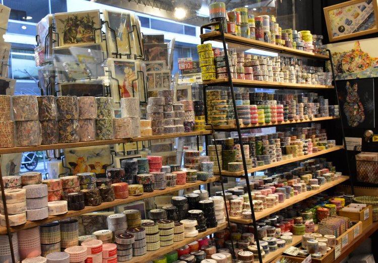 人気のマスキングテープ88円～。他にも直輸入のグリーティングカードやおしゃれな雑貨がたくさん！