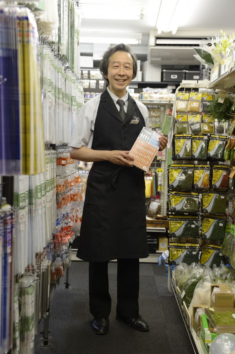 ベテラン店員堀田正俊さんおすすめのリアルな人物模型330円～。「専門家に限らずどなたもお気軽にどうぞ」。