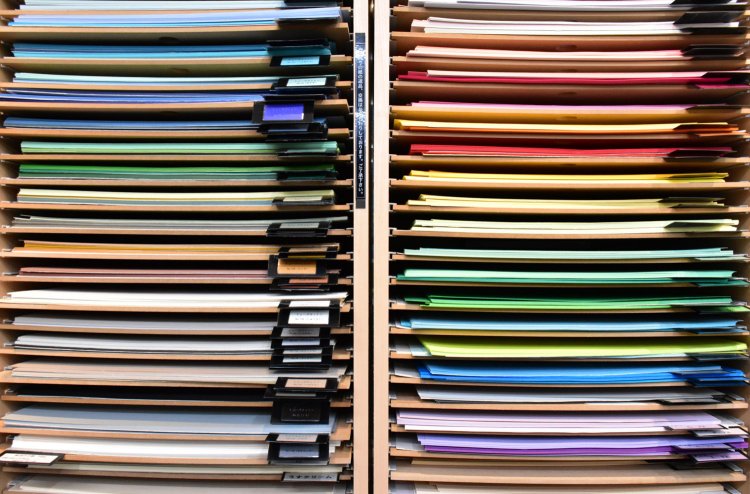 表情豊かな色や質感の紙22円～。