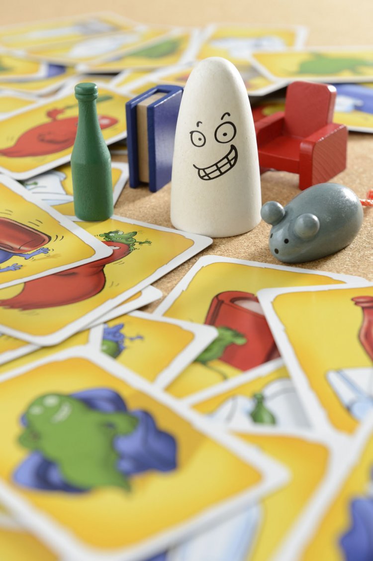 かわいい木製コマを取り合う「おばけキャッチ」1800円。