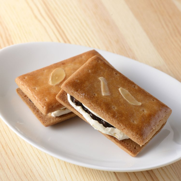 レイズンウイッチ10個入り1468円。1階はカフェ、地下はレストランとして営業。