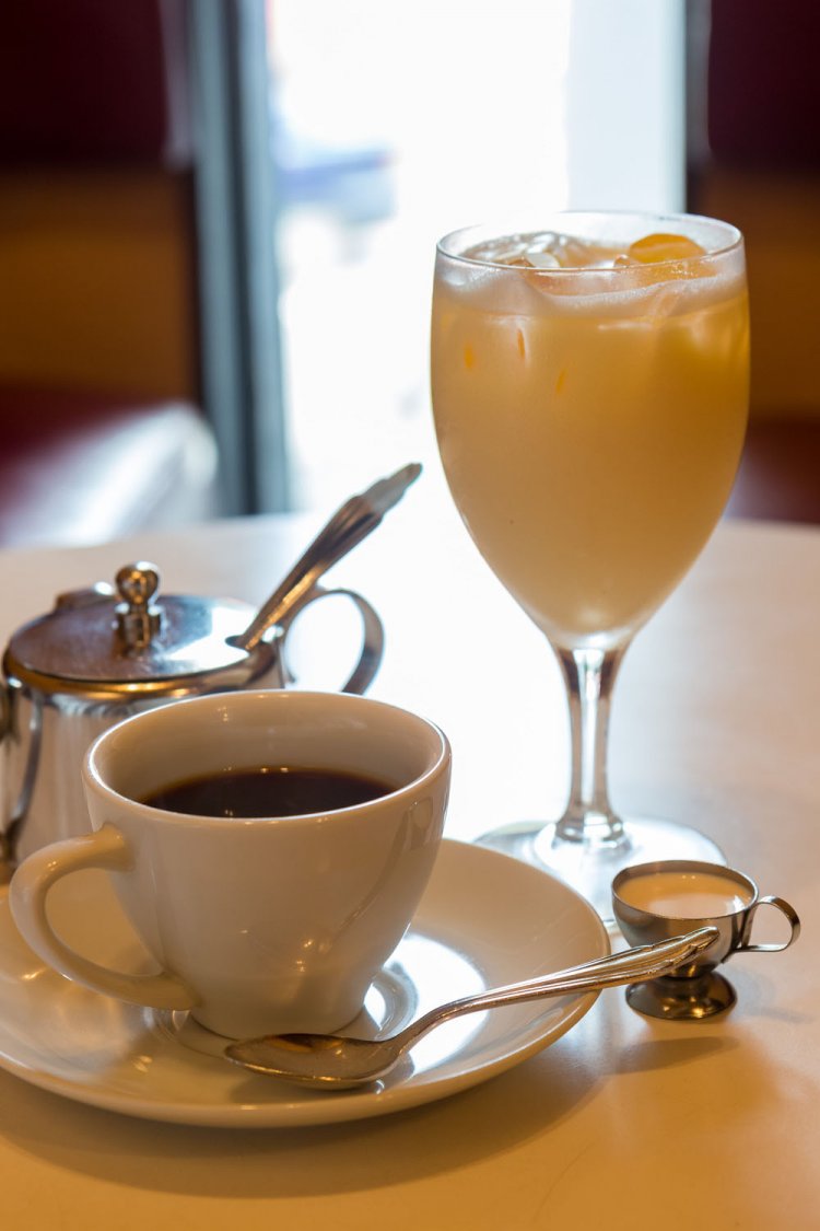 酸味のあるコーヒー600円と昔ながらのミルクセーキ750円。タマゴサンド700円なども美味。