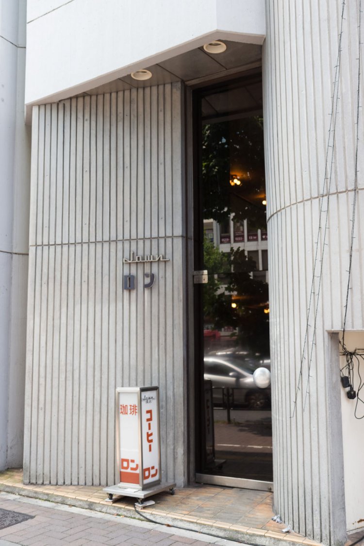 入り口横の円筒形は内側が螺旋階段。