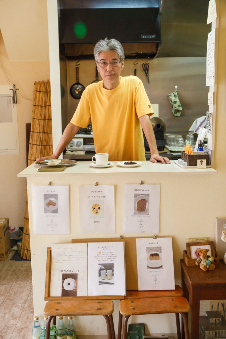 マスターは職人肌の飾り気のないお人柄。コーヒー薄め450円、濃いめ450円ほか。