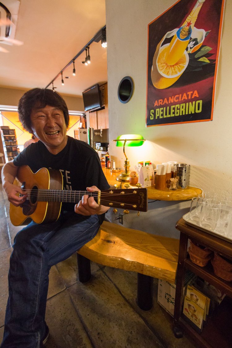 ギターの話で盛り上がるマスターは多趣味でマリンスポーツもこなす。