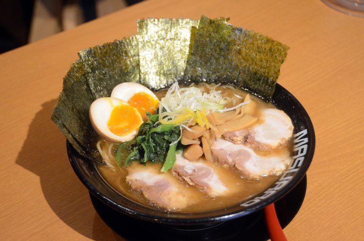 ひと口目からパンチ力抜群の焦がし醤油ラーメン益荒男スペシャル1150円。