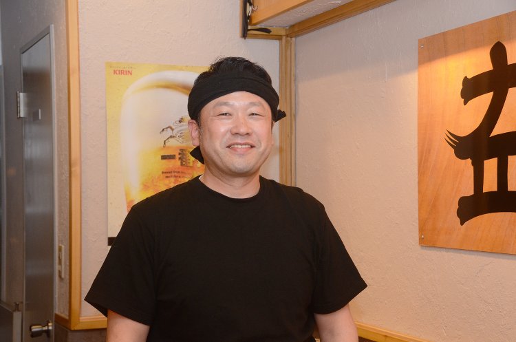 店主の小島勇さん。荻窪の人気ラーメン店を巡って食べ比べてみるなど、日々ラーメンの研究をしているという。
