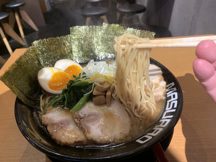 スルスルと入っていく細めの麺。食べ進めていくうちに柚子の匂いがふわりと香り、清涼感のある味わいに変化する。