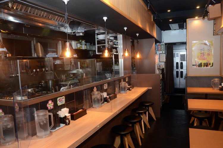 店内の様子。コロナ対策で間隔を開けているが、ランチタイムには多くのお客さんが押し掛けるという。