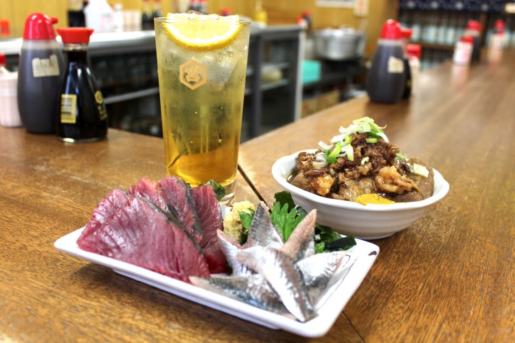 キイロ280円、カツオ刺450円、イワシ刺350円、重ネ（煮込み豆腐）480円。最高の組合せ！