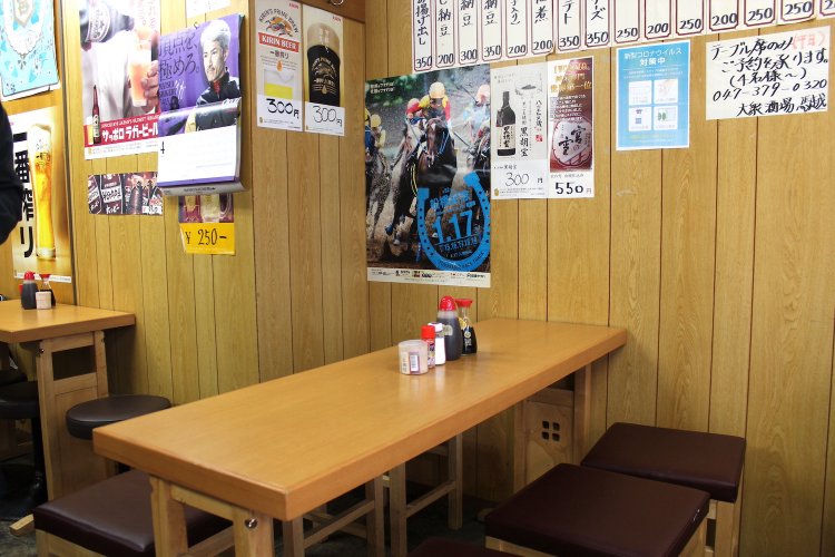 テーブル席は平日のみ予約も可能（4名以上）。