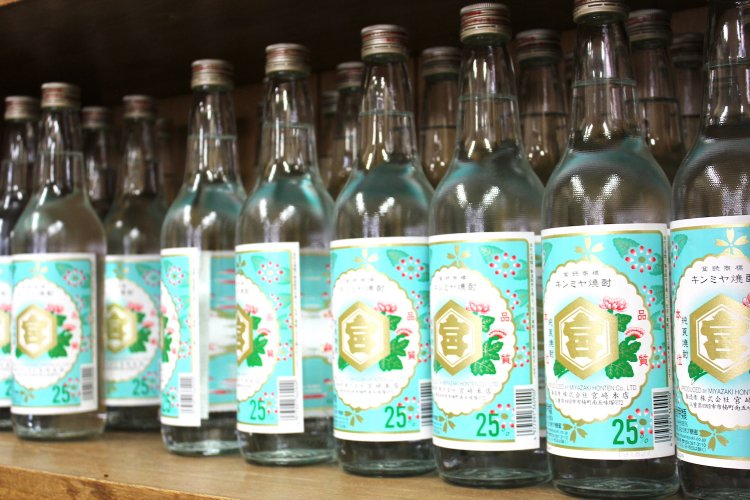 酎ハイのベースはキンミヤ。ボトルを入れている常連も多数。