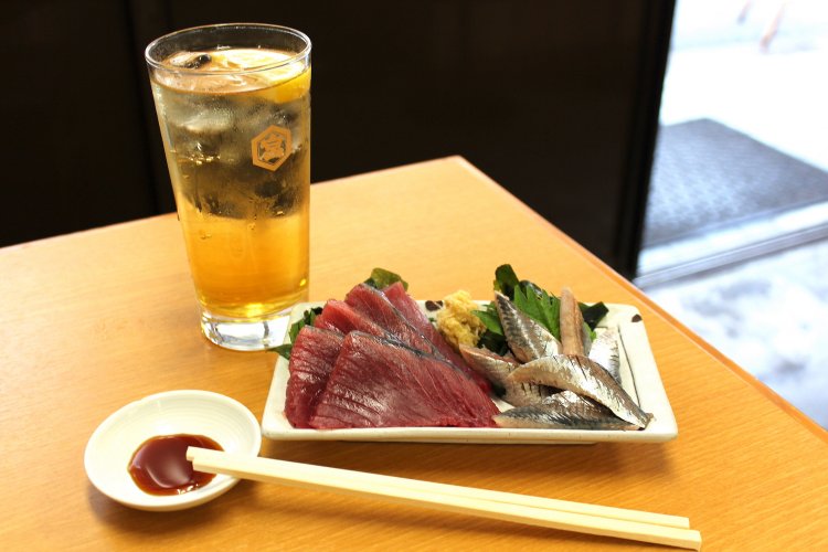 キイロ280円。カツオ刺450円、イワシ刺350円。