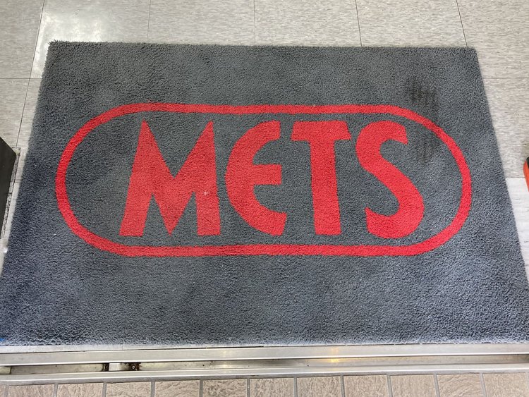 赤羽の商業ビル入り口のドアマット。