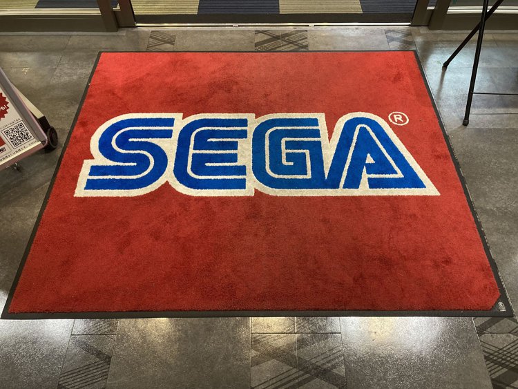 商業ビル内のゲームセンターのドアマット。