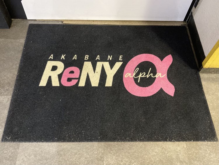 商業ビル内のライブハウスのドアマット。