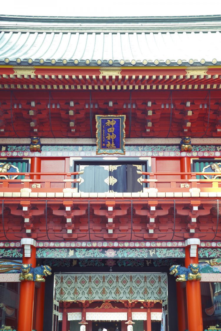 総檜造りの隨神門は1975年の建立。