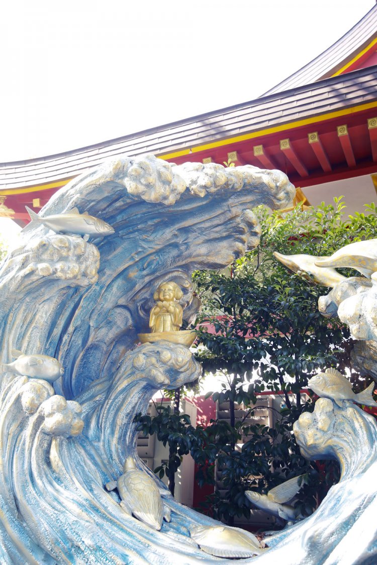 祭神の一柱、少彦名命はイルカや亀など、海の仲間たちに守られている。