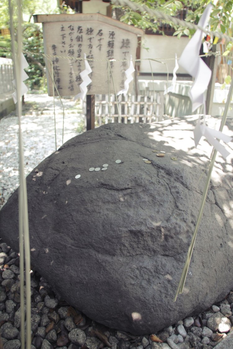 撫でると願いが叶うとされる「撫で岩」。