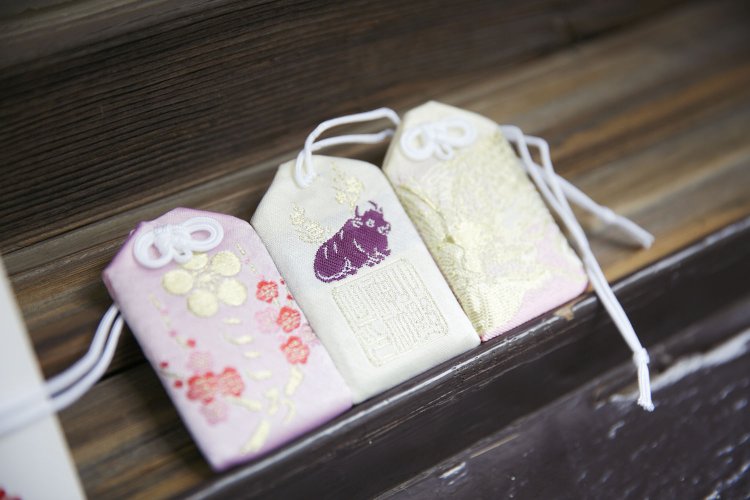 女性宮司さんが考案したお守りを受けられる。