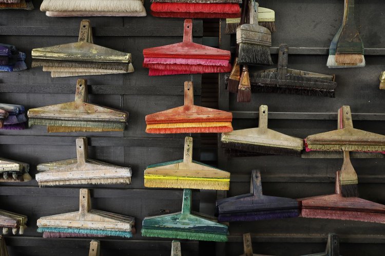 染め工房で使用する刷毛。それぞれ毛丈や毛幅が異なり、用途によって使い分けている。