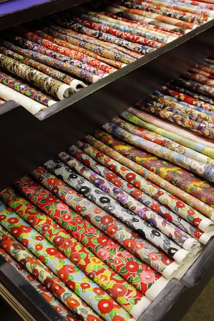 ショップにはおり紙だけでなく、和紙も豊富に揃う。