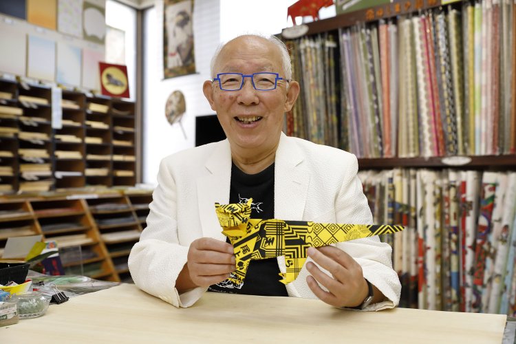 おり紙様（館長）小林一夫（かずお）さん。「せっかく来たんだから一緒に折りましょう！」。