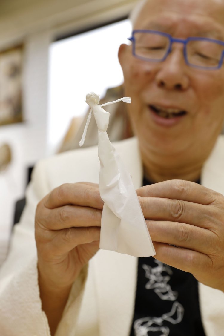 取材中も絶えず手を動かし、次々と作品を生むおり紙様。