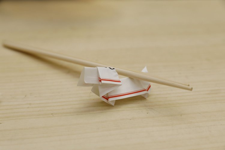 「どんな紙でも作れます」と箸袋は犬の形の箸置きに。