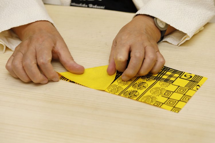 しゃべりながらも、手元をほぼ見ずに何かを作り始めた。