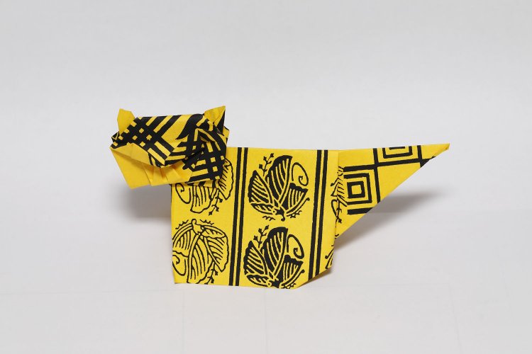 虎（寅）。自社製紙「江戸歌舞伎 虎用」を使用。歌舞伎模様が虎柄にも見え、とても華やか。