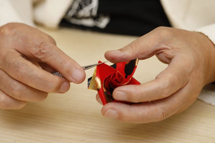 紙に動きをつけるためピンセットなど道具を使うことも。